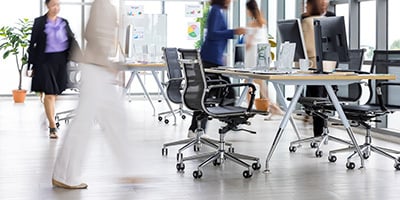 社員が忙しい様子で往来するオフィス